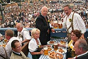 Stoiber und Ude prosten sich zu (Foto: Martin Schmitz)